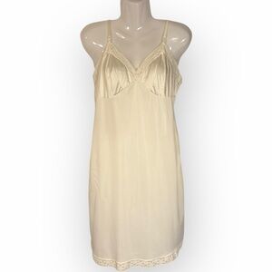 Vintage Vanity Fair Ivory Lace Trim Full Slip 38 /‎ 24”